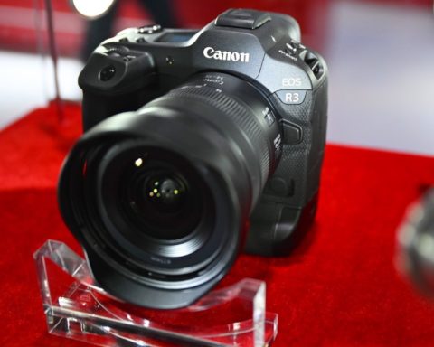 Canon EOS R3 Spotted at the Photo & Imaging Shanghai Trade Show. Picture by ZOL