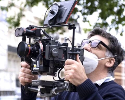 Behind the scenes of The Flash: Henry Braham, BSC with the Stabileye Nano. Source: RED Digital Cinema and Warner Bros Pictures